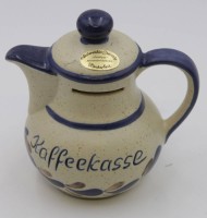 Auktion  / Los 117 <br>Spardose aus Keramik in Form einer Kanne ,, Kaffeekasse '',