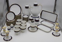 Los 8012 <br>Kaffeeservice, Hutschenreuther, Kobalt und Gold, 2x Kaffeekannen (1x Deckel best.). Stöwchen,  2x Zuckerdosen, 1x Milch, 8x Tassen, 12x U.T., 11x Kuchenteller, 11x Eierbecher (1x bestossen), Salz und Pfeffer, 3x div. Platten, 4x Leuchter