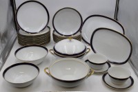 Los 8013 <br>28 Speiseserviceteile, Hutschenreuther, Kobalt u. Gold, Deckelterrine , Terrtine (Deckel fehlt), 2x div. Schalen, 2x div. Platten, 2x Saucieren, 11x Essteller (1x Altriss), 9x tiefe Teller