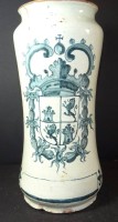 Los 2007 <br>Apothekergefäss, wohl Spanien, 18.Jhd, Alters-und Gebrauchsspuren, Abplatzer, blaues Wappen, H-26,5 cm