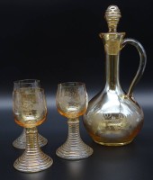 Los 3003 <br>Weinkaraffe mit 3 Gläsern, leicht irisierend, mit Weinrankenmotiv, ca. 1920/30, H. Karaffe: 24 cm, H. Gläser: 14 cm