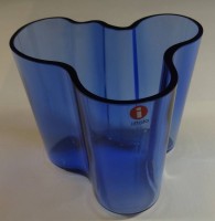 Los 3005 <br>Iittala -  Alva Aalto Vase  "Savoy", blau, H-10 cm, B-11 cm, Etikett und signiert, Finland