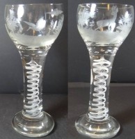 Los 3011 <br>Paar hohe Spiralglas-Pokale mit Barockschliff, WilddarstellungenH-24 cm
