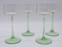 Los 3022 <br>4 Weingläser, hellgrünes Glas, H. 18 cm, einige sehr kleine Chips an den Rändern