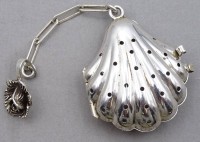 Los 4005 <br>Altes Teesieb zum einhängen, Silber 0.835, Rosenmuster, L. 10,5cm, 19g.