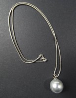 Los 5000 <br>Sterlingsilberkette mit Muschelkernperlen-Anh&auml;nger "Pfeffinger", Pforzheim in OVP, L. Kette: 45 cm, &Oslash; Perle: 1,3 cm