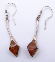 Los 5001 <br>Sterlingsilberohrh&auml;nger mit Bernsteinbesatz, L. 5 cm, zus. 3 gr.