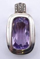Los 5002 <br>925er-Silberanh&auml;nger mit facettiertem Amethyst und kleinen klaren Steinen, 4,3 x 2,4 cm, 32 gr., leichte Alters- und Tragespuren