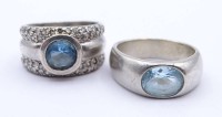 Los 5011 <br>2 925er-Silberringe besetzt mit hellblauen Steinen, B. 0,8 und 1,2 cm, RG 56 und 59, zus. 17 gr., mit Trage- und Altersspuren