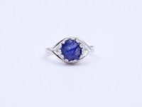 Los 5012 <br>Silber Ring mit einen rund facc. Saphir, Sterling Silber 0.925, offene Ringschiene, 1,9g.