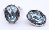 Los 5016 <br>Ring und Anh&auml;nger aus 925er-Silber mit facettierten hellblauen Steinen, &Oslash; 2 x 1,5 cm, RG 55/56, zus. 19 gr., Anh&auml;nger gepunzt "Ries"