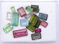Los 5024 <br>19 Turmaline ca.14ct., darunter ein Rubellit von 2,15ct.