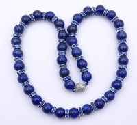 Los 5030 <br>Schwere Lapislazuli Halskette mit Magnetverschluss, L. 48,5cm, 82,5g.