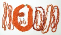 Los 5031 <br>Konvolut Korallenschmuck, Ketten, Brosche, Ohrh&auml;nger, L. Ketten: 42-90 cm, Flechtcollier, L. 54 cm, keine Koralle, mit Altersspuren