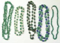 Los 5032 <br>5 Halsketten aus grün-blauen Edelsteinen, Malachit, Lapislazuli, Aventurin, Jade(?), L. ca. 44-94 cm, Metallschließen, -glieder mit Altersspuren