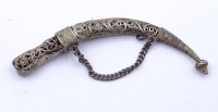 Los 5037 <br>Miniatur Kinschal (Dolch) aus Silber, Brosche, Nadel fehlt, 3,9g.