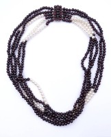 Los 5047 <br>5-reihiges Granat und Perlen Collier, goldfarbene Steckschlie&szlig;e, L. 50cm, 142,8g.