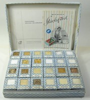 Los 10000 <br>Hoffmann´s Stärke Schau- und Lehrkarton, Kasten mit 24 Mustern, Erläuterungsheft und "Stärkefibel", 32,5 x 24,5 x 5,5 cm, ca. 1950