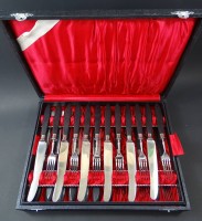 Los 10012 <br>Je 12 Gabeln und Messer mit Ebenholzgriffen in Besteckkasten, um 1930, L. 22 und 25,5 cm, leichte Altersspuren