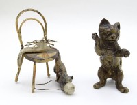 Los 10030 <br>Spielende Bronzekatze , wohl Wiener Bronze, an Metallstuhl, und stehende Bronze Katze ,Alters- und Gebrauchsspuren, H. 6,0cm