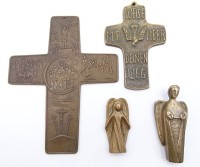 Los 10047 <br>Je 2 Bronzekreuze und Engelstatuetten, 14 x 11 cm, Kreuze: 9,5 x 6,5 cm, H. Engel: 6,7 und 5 cm