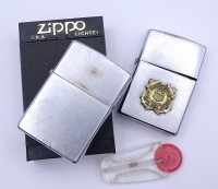 Los 11009 <br>2 Zippo Feuerzeuge, Funktionen nicht überprüft, ein Deckel schließt nicht, Alters- und Gebrauchsspuren