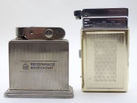 Los 11011 <br>2 Feuerzeuge, Metall, "Kreissparkasse Mellrichstadt" und "Sunflower", China, dieses mit integriertem Zigarettenetui, 8 x 7,5 x 3,5 und 9,5 x 6,5 x 1,5 cm, mit Altersspuren, Funktion nicht geprüft