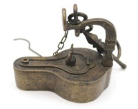 Los 11020 <br>Öl-Lampe nach antikem Vorbild, wohl Bronze, ca. H-24cm L-11,5cm-.