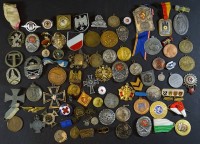 Los 16007 <br>Großes Konvolut Abzeichen 1900-1980, darunter Kopien,Schützenorden,Militär etc. Alters- und Gebrauchsspuren