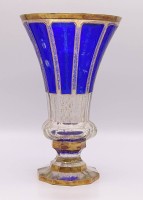 Los 3059 <br>hohe Glasvase, blau/klar/gold auf Stand, H-30 cm