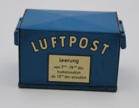 Auktion  / Los 152 <br>Blech-Spardose, Luftpost, Spare bei der Postsparkasse, 50er Jahre, Schlüssel fehlt, H-5,5cm B-9cm