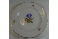 Auktion 369 / Los 8032 <br>Teller. Meissen, Schwertermarke, Blumenmalerei und Reliefdekor, 1.Wahl,, gut erhalten, D-25 cm