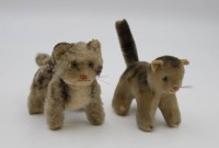 Los 7026 <br>2x Katzenfiguren, 1x Steiff nur Knopf, älter, ca. H-10,5cm, bespielte Erhaltungen