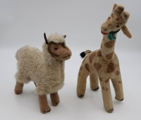 Los 7033 <br>2x Stofftiere, Giraffe und Alpacca, ca. H-40,5cm.