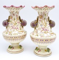 Los 2045 <br>2 antike Vasen mit schneckenförmigen Griffen, ungemarkt aber nummeriert "184", um 1900, H. 26 cm, mit Altersspuren, Goldfarbe abgerieben, leicht reinigungsbedürftig