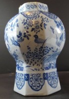 Los 2048 <br>Vase mit Blaumalerei, wohl Delft?, 19.Jhd., H-30 cm, D-20 cm