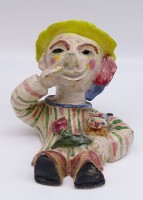 Los 2056 <br>Keramikfigur Sitzender Clown, H. 12,5 cm, mit Altersspuren, reinigungsbedürftig