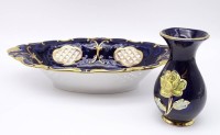 Los 1000 <br>2x Kobalt-Ovale Kobaltschale von Pirkenhammer und kleine Vase mit floralem Dekor, Schale: 31,5 x 18 x 6 cm, H. Vase: 12,5 cm, Klebstoffrest am Fuß der Vase