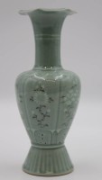Los 1005 <br>Vase, wohl Korea, gemarkt, florales Dekor, H-21,5cm.