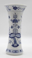 Los 1009 <br>hohe Vase, Meissen Schwertermarke, Zwiebelmuster, 3 Schleifstriche, ca. H-27,5cm.