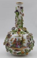 Los 1016 <br>schöne Vase mit aufgesetzten Blüten und Früchten, Watteau-Szene, gemarkt, Blüten teilw. bestossen, H-30cm.