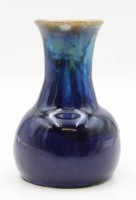 Los 2005 <br>Vase, grauer Scherben blau glasiert, gemarkt "Sächsische Kunsttöpferei", oberer Rand mit Glasurabplatzer, H-15cm.
