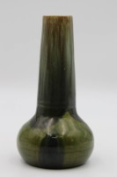 Los 2006 <br>Jugendstil-Vase, Mutz Altona, grauer Scherben mit grüner Glasur, Nr. 187, leider oberer Rand bestossen, H-17,8cm.