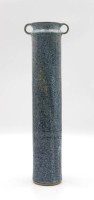 Los 2010 <br>hohe schlanke Kunstkeramik-Vase, ungedeutet gemarkt, grauer Scherben m. blauer Glasur, H-33,8cm.