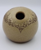 Los 2011 <br>Kunstkeramik-Vase, ungedeutete Marke, brauner Scherben, H-14,5cm ca. D-17cm.