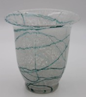 Los 3008 <br>Schaumglas-Vase, wohl Loetz, grün geädert, H-15cm D-14,5cm.