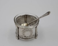 Los 4000 <br>Saliere, 800er Silber, Glaseinsatz, Löffel anbei, ohne Glas ca. 32gr, ca. H-3,7cm D-5cm.
