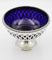 Auktion 339 / Los 11012 <br>hohe Fussschale, England, Sterling, blauer Glaseinsatz. ohne Glas ca. 660gr., H-16cm D-21cm.