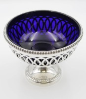 Auktion 361<br>hohe Fussschale, England, Sterling, blauer Glaseinsatz. ohne Glas ca. 660gr., H-16cm D-21cm.