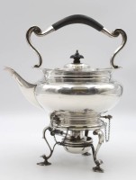 Auktion 361<br>Teekanne auf Stövchen, Goldsmiths &amp; Silversmiths Co, Sterling, um 1930, ca. 1430gr., H-29,5cm
